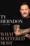Text: "Ty Herndon with David Ritz. What Mattered Most." Ein Mann mit Tätowierungen auf dem Arm vor schwarzem Hintergrund., Buch