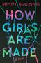Schriftzug "MINDY McGINNIS", "HOW GIRLS ARE MADE", "A Novel" vor Silhouette eines Mädchens in lebhaften Farben.