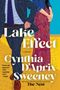 „Lake Effect“, „Cynthia D’Aprix Sweeney“, „A Novel“. Illustration: Mann im Anzug, Frau im bunten Kleid auf Holzfußboden., Buch
