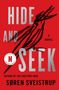 „HIDE AND SEEK“ in großen, silbernen Buchstaben, darunter „A Novel“ und „Søren Sveistrup“. Skizze eines Vogels., Buch
