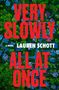 Große rote Schrift: "VERY SLOWLY ALL AT ONCE". Darunter "A Novel Lauren Schott". Luftaufnahme einer grünen Wohnsiedlung., Buch