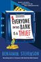 „TEN HEISTS. TEN SUSPECTS. A MURDER MYSTERY ONLY ERNEST CUNNINGHAM CAN SOLVE.“ Ein offener Tresor mit Goldbarren und Papagei., Buch