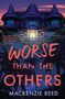 Der Text zeigt: "To escape alive, they’ll need to figure out which of them is... WORSE THAN THE OTHERS" von Mackenzie Reed. Ein düsteres, beleuchtetes Haus im Hintergrund.