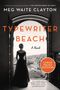 Titel: "Typewriter Beach". Autor: Meg Waite Clayton. Eine Frau in einem langen Kleid blickt aus einem Tor auf das Meer.