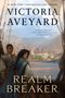 „Victoria Aveyard, Realm Breaker.“ Zwei Personen auf einem Schiff, im Hintergrund eine malerische Küstenstadt.