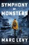 „Symphony of Monsters“ von Marc Levy. Eine Person in gelbem Mantel und Hund laufen durch eine zerstörte Stadt.