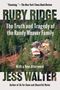"Ruby Ridge: The Truth and Tragedy of the Randy Weaver Family" von Jess Walter. Waldlandschaft mit Hütte., Buch