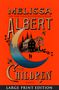 "Melissa Albert: The Children. A Novel. Large Print Edition." Silhouetten vor einem Mond, einem Haus und einem Baum.