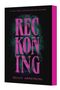 "THE RECKONING" von Kelley Armstrong, Titel in pinkem Text auf schwarzem Hintergrund mit grünem Rauch., Buch