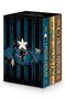 „THE PRISON HEALER“, „THE GILDED CAGE“, „THE BLOOD TRAITOR“. Drei Bücher in einem Schuber, verziert mit einer Blume., Buch