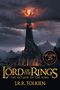 "The Lord of the Rings: The Return of the King", J.R.R. Tolkien. Illustration: Ein dunkler Turm mit feurigem Auge droht über Bergen., Buch