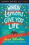 "WHEN LEMONS GIVE YOU LIFE" steht groß, darunter sitzt eine Person auf einer Bank, umgeben von stilisierten Bäumen mit Zitronen., Buch