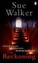 „Sue Walker, They buried three girls. They buried a killer. But did they bury the truth? The Reckoning.“ 

Eine dunkle Treppe.