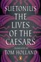 Text: "SUETONIUS THE LIVES OF THE CAESARS TRANSLATED BY TOM HOLLAND." Darunter ein schwarz-weißes Pinguin-Logo., Buch