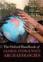 "The Oxford Handbook of Global Indigenous Archaeologies." Verschiedene Hände halten einen Globus, Bäume im Hintergrund., Buch
