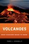 Text: "VOLCANOES", "WHAT EVERYONE NEEDS TO KNOW®", "TAMIE J. JOVANELLY". Ein aktiver Vulkan mit fließender Lava bei Nacht.