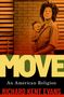 "Move: An American Religion" von Richard Kent Evans. Eine Frau mit Kind vor Ziegelmauer im Sepia-Stil., Buch
