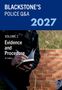 Text: "BLACKSTONE'S POLICE Q&A 2027. VOLUME 2 Evidence and Procedure Jo Lawry." Ein Polizist schreibt in ein Notizbuch., Buch