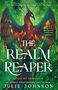 „THE REALM REAPER“; „Reign of Remnants“; Julie Johnson. Ein farbenprächtiger Phönix in einem dichten, grünen Wald., Buch