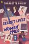 "The Secret Lives of Women Spies," "True stories of courage and adventure." Drei Frauen, ein Mikrofon, Kameras und Akten.