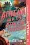 "Athena and the Stolen Threads" steht prominent in Rot. Eine Frau mit Helm sieht über antike Architektur, ein Mädchen hält einen Faden.