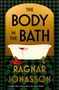 "The Body in the Bath" und "Ragnar Jonasson". Illustration: eine Hand ragt aus einer blutverschmierten Badewanne., Buch