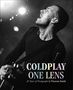 "Coldplay One Lens: 25 Years of Photographs by Victoria Smith." Ein Musiker singt leidenschaftlich im Scheinwerferlicht., Buch