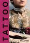 „TATTOO: A HISTORY OF INK“ steht auf pinkem Hintergrund. Eine tätowierte Frau mit Perlenkette ist zu sehen.