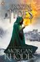 Text: "FROZEN TIDES", "NEW YORK TIMES BESTSELLING AUTHOR", "MORGAN RHODES". Person in grünem Umhang mit Feuer in der Hand., Buch