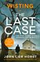 "Wisting in The Last Case", "The past is not over. Danger lies in wait.", orange Kreis: "The 10 million copy bestseller". Ein Mann vor einem alten Haus und einem verdrehten Baum., Buch