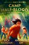 Text: "From the world of Percy Jackson", "CAMP HALF-BLOOD THE WILD ZONE", "RICK RIORDAN", "ANNABELLE OH". Eine dramatische Illustration zeigt vier Kinder, die im Wald rennen. Sie tragen orange T-Shirts mit einem Pegasus-Emblem und sind bewaffnet, einige mit Schwertern, andere mit einem Bogen. Die Atmosphäre ist abenteuerlich und geheimnisvoll., Buch