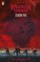 Oben steht "Stranger Things Season Five." Darunter fahren vier Personen auf Fahrrädern vor einem roten Himmel., Buch