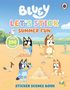 Text: "Bluey Let's Stick Summer Fun. Over 200 Stickers! Sticker Scenes Book." Illustration: Hunde bauen Sandburgen am Strand.