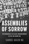 „Assemblies of Sorrow“ ist der Titel. Eine Menschenmenge in weißer Kleidung, die sich an den Händen hält., Buch