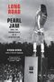 "LONG ROAD: PEARL JAM AND THE SOUNDTRACK OF A GENERATION" von Steven Hyden. Sänger vor Publikum auf Lautsprecher.