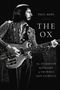 PAUL REES: THE OX. The Authorized Biography of The Who's John Entwistle. Schwarz-weiß Foto eines Bassisten mit Bassgitarre.