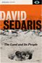 "Essays >>>>", "DAVID SEDARIS", "The Land and Its People".  
Schwarzweißfoto von zwei Menschen in einem Sandloch am Strand.