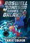„Roswell Johnson Saves the Galaxy“ in großen Buchstaben. Unten: „Chris Colfer“. Ein Junge fliegt mit Aliens und einem Roboter., Buch
