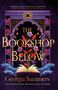 "THE BOOKSHOP BELOW" von Georgia Summers, dekorativ mit Blüten und Blättern um einen offenen Bogen, dazu Bücherregale.