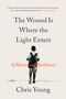 „The Wound Is Where the Light Enters: A Memoir of Resilience“ von Chris Young. Junge mit Rucksack von hinten.