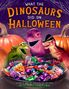 Große, bunte Schrift: "What the Dinosaurs Did on Halloween". Drei Dinosaurier umgeben von Süßigkeiten und zwei Kürbissen., Buch