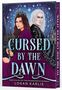 "Cursed by the Dawn" von Logan Karlie. Zwei Figuren, eine Kriegerin mit Krone und ein Mann, stehen vor gotischen Gebäuden.