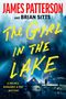 JAMES PATTERSON, BRIAN SITTS, The Girl in the Lake. A Holmes, Margaret & Poe Mystery. Waldszene mit Hütte und Person.