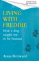 „LIVING WITH FREDDIE: How a dog taught me to be human“ von Anna Heyward. Blaues Cover mit Pfotenabdrücken.
