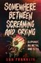 Buchtitel: „Somewhere Between Screaming and Crying“. Thema: Slipknot, Nu Metal, 9/11. Autor: Dan Franklin. Illustration: Maskierte Person mit Mikrofon., Buch