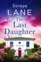 „Soraya Lane, The Last Daughter“. Ein weißes Haus mit roter Tür, umgeben von blühenden Rhododendren, unter einem bunten Himmel.