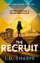 „A PELICAN BLACK THRILLER. THE SPY GAME HAS A BRAND NEW PLAYER. THE RECRUIT. L.D. SHARPE.” Silhouette einer Frau auf Treppen., Buch