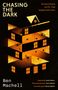 Text: "CHASING THE DARK", "Encounters with the supernatural", Ben Machell. Illustration eines Hauses mit fliegenden Objekten.