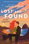 „PURE MAGIC“ New York Times. Tarah Dewitt. „LOST AND FOUND“. Ein Paar umarmt sich vor einem Sonnenuntergang am Meer.