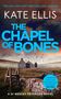 "The Chapel of Bones" von Kate Ellis. Ruine unter dramatischem Himmel mit vorbeifliegenden Vögeln.